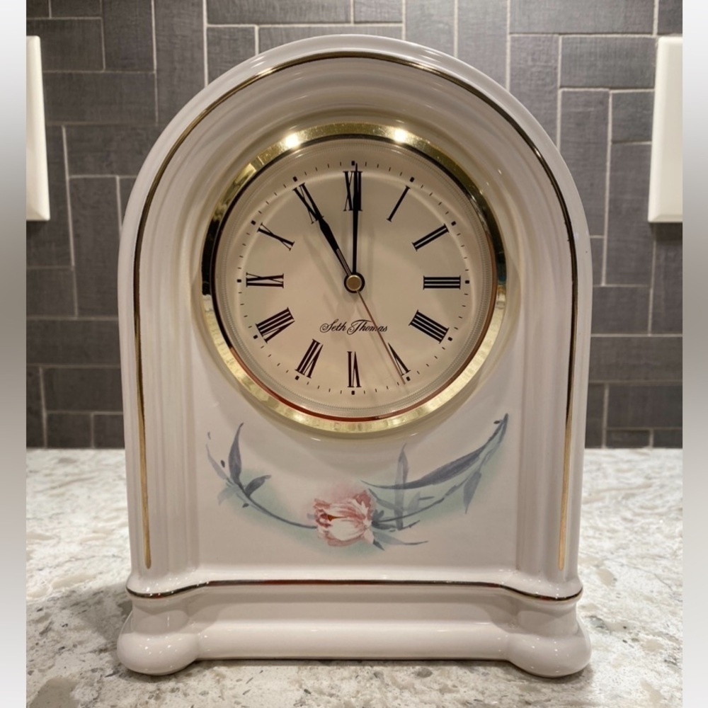 SETH THOMAS~DEVONSHIRE~QUARTZ CLOCK~WHITE GLAZED CERAMIC~ROMAN NUMERAL~PRETTY~BR